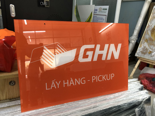 In mica lấy liền giá rẻ là dịch vụ in ấn nhanh chóng, tiết kiệm và chất lượng, phù hợp cho khách hàng cá nhân hoặc doanh nghiệp cần in gấp các sản phẩm quảng cáo, trang trí hoặc nhận diện thương hiệu. Với công nghệ in UV hiện đại trên chất liệu mica cao cấp, sản phẩm cho ra hình ảnh sắc nét, bền màu và có độ bóng đẹp mắt.